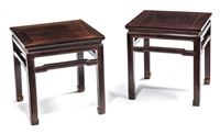 <b>A PAIR OF SQUARE DARK WOOD SIDE TABLES</b>