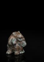 <b>A BRONZE FIGURE OF A SEATED BEAR WITH GOLD AND SILVER INLAY</b>