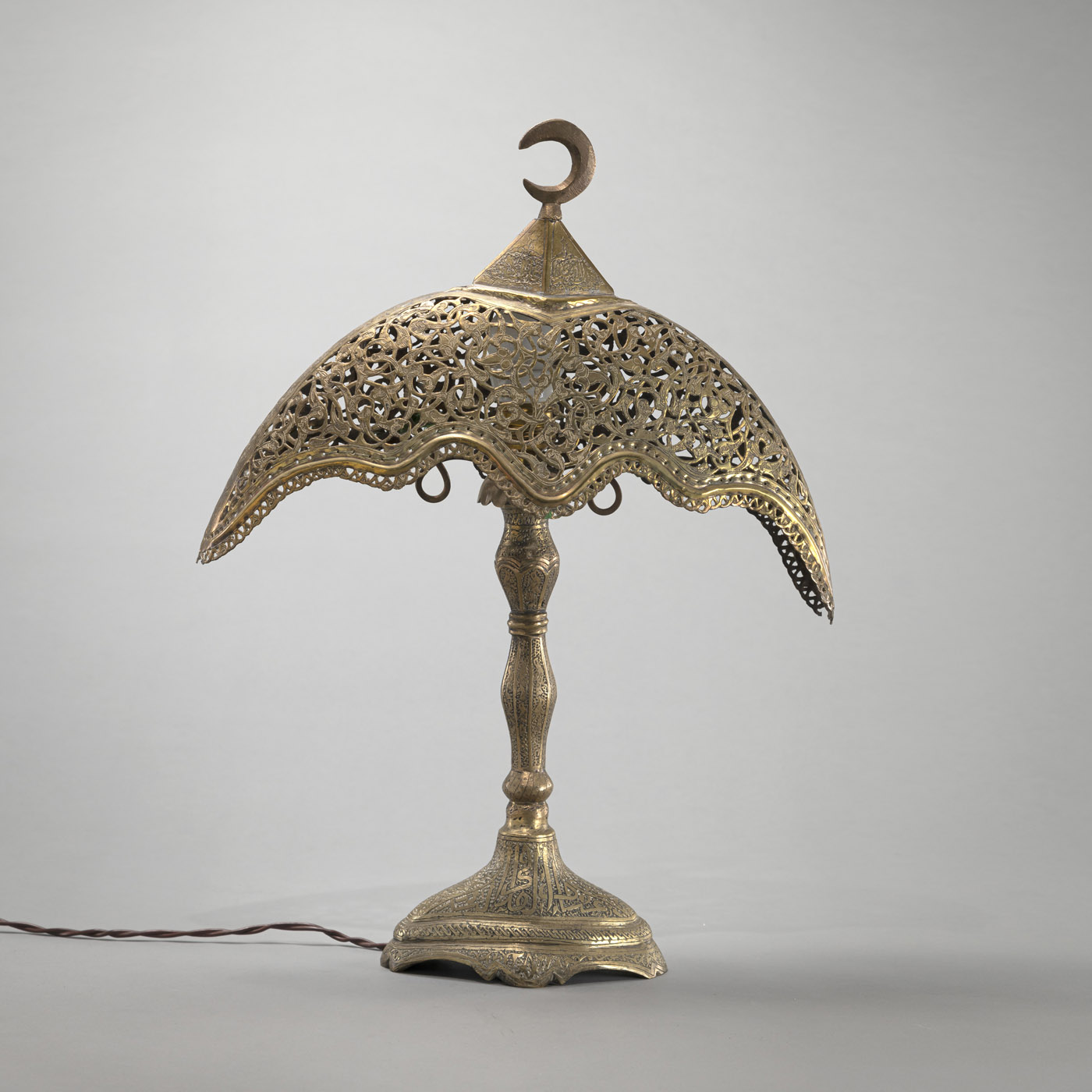 <b>A DECORATED BRASS TABLE LAMP</b>