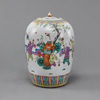<b>A FAMILLE ROSE PORCELAIN JAR AND COVER</b>