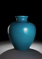 <b>Vase mit monochromer 'Blauer Peacock'-Glasur</b>