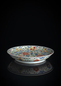 <b>Kaiserlicher Wucai-Teller aus Porzellan mit Blütendekor</b>