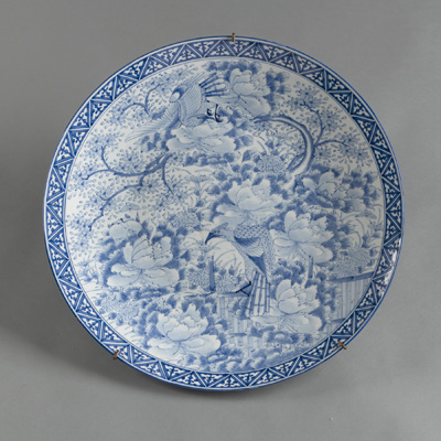 <b>A LARGE BLUE AND WHITE HIRADO PORCELAIN CHARGER</b>