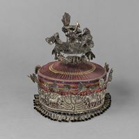 <b>A TRIBAL METAL-FITTED CROWN</b>