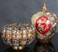 <b>A CHRYSANTHEMUM-SHAPED CLOISONNÉ ENAMEL BOX AND COVER AND A VASE WITH HARE, PHOENIX AND DRAGON DECORATION</b>