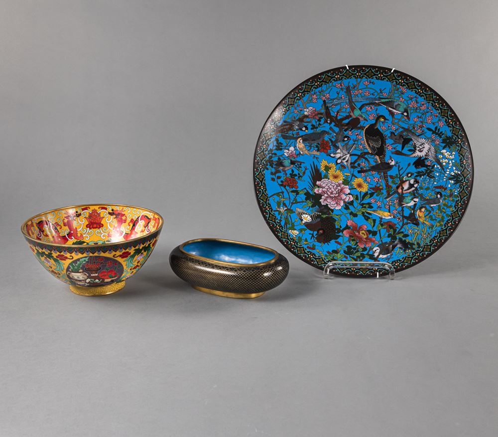 <b>TWO CLOISONNÉ BOWLS AND A PLATE WITH FLORAL AND BIRD DECORATIONS</b>