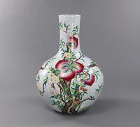 <b>A LARGE FAMILLE ROSE 'NINE PEACHES' VASE (TIANQIUPING)</b>