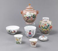 <b>A GROUP OF 'FAMILLE ROSE' AND 'WUCAI' PORCELAIN VASES AND BOWLS</b>