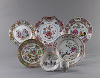 <b>FIVE EXPORT PORCELAIN DISHES AND A GRISAILLE CUP AND SAUCER</b>