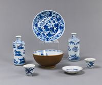 <b>A BLUE AND WHITE FIGURAL PORCELAIN DISH, TWO VASES, A CAFÉ-AU-LAIT BOWL, TWO CUPS AND A SAUCER</b>