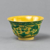 <b>A YELLOW-GROUND GREEN DRAGON PORCELAIN BOWL</b>