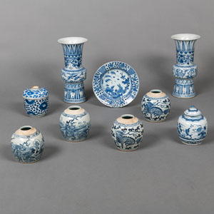 <b>Vier Schultertöpfe, zwei Deckeldosen, zwei gu-förmige Vasen und ein Teller aus blau-weiß dekoriertem Porzellan</b>