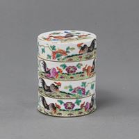 <b>A FOUR-PART TIERED FAMILLE ROSE ROOSTERS PORCELAIN BOX</b>