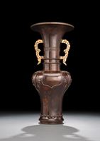 <b>Ungewöhnliche 'Yenyen'-Vase aus Bronze mit feuervergoldeten Handhaben</b>