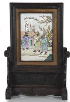 <b>A WOODEN TABLE SCREEN WITH A POLYCHROME PORCELAIN PANEL WITH SCENES FROM THE SANGUO YANYI</b>
