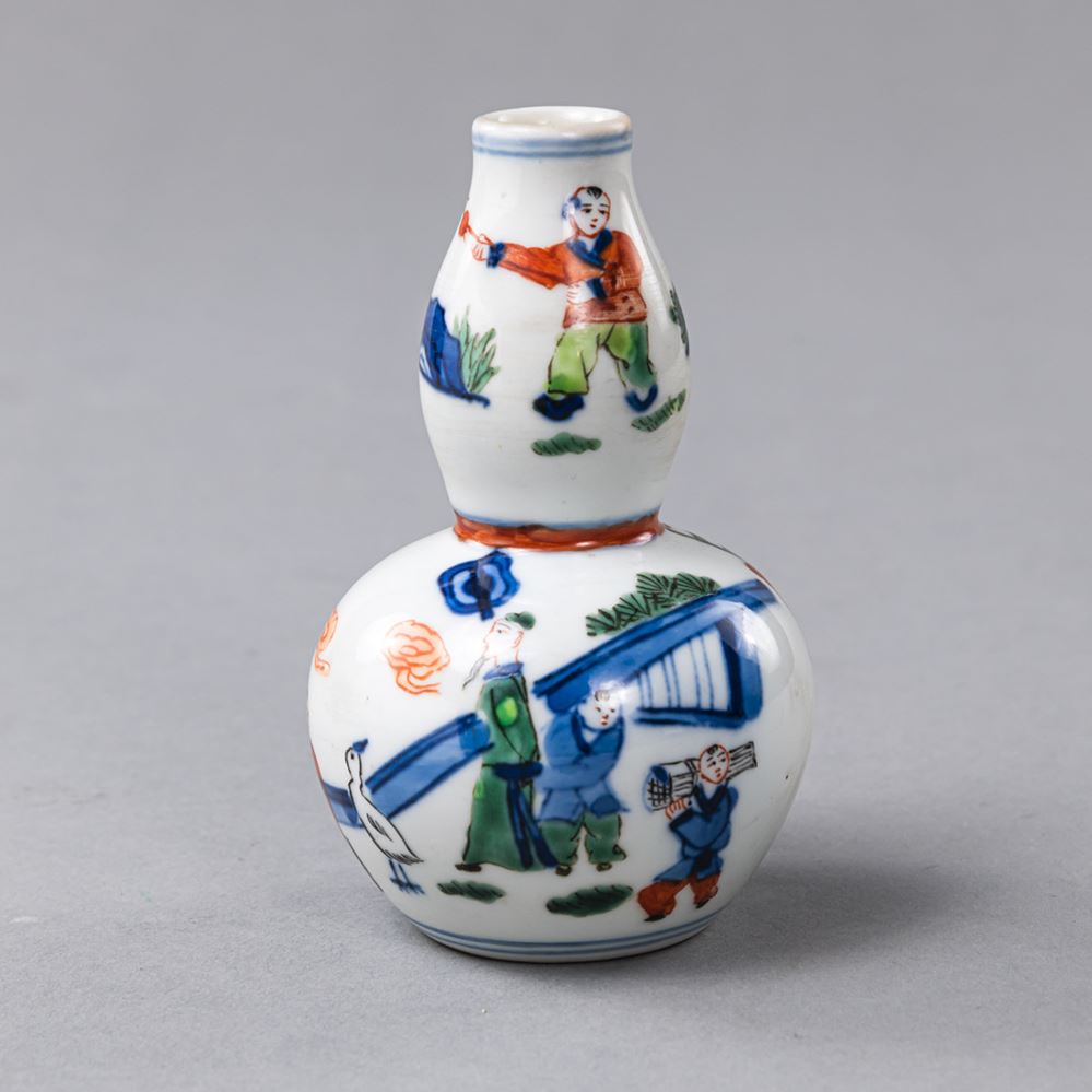 <b>A SMALL DOUCAI DOUBLE-GOURD VASE</b>