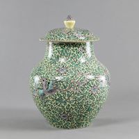 <b>A YELLOW-GROUND LIDDED DRAGON VASE</b>
