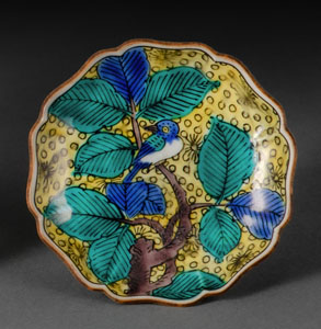 <b>Blütenförmiges Kutani-Schälchen aus Porzellan mit Dekor eines Vogels auf einem Zweig</b>