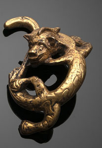 <b>Feuervergoldeter Bronzebeschlag in Form von chilong</b>