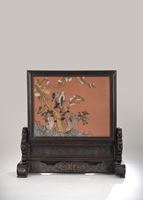 <b>A CARVED WOOD AND INLAID TABLE SCREEN DEPICTING BIRDS AND FLOWERS</b>