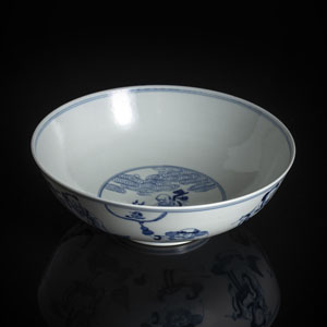 <b>Unterglasurblaue Rundschale mit Dekor der daoistischen Acht Unsterblichen und Shoulao</b>