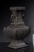 <b>A SQUARE BRONZE VASE WITH LION HEAD HANDLES AND ARCHAIC DECOR</b>