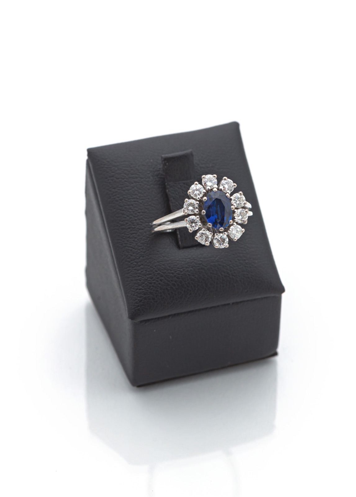 <b>A SAPPHIRE AND DIAMOND RING</b>