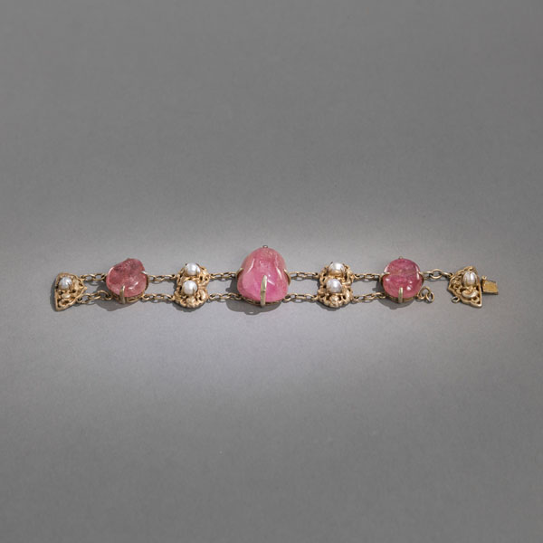 <b>A BAROQUE STYLE BRACELET</b>