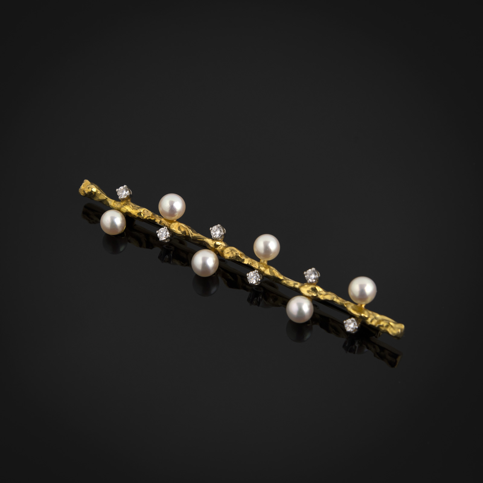 <b>A PEARL AND DIAMOND BROOCH</b>