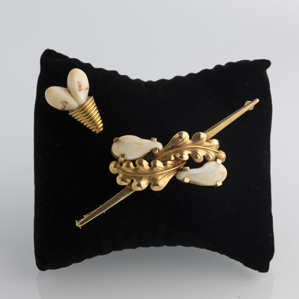 <b>A BROOCH AND AN ASCOT PIN WITH GAME TEETH</b>
