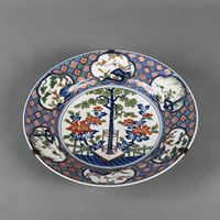 <b>A LARGE IMARI DISH WITH CENTRAL DECORATION OF A TERRACE WITH PEONIES AND A MAPLE TREE</b>