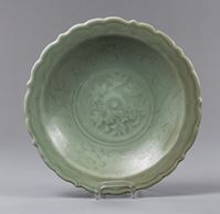 <b>A FOLIATE-RIM CELADON DISH</b>