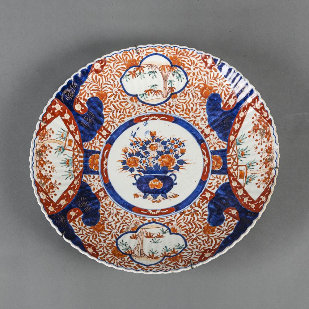 <b>AN IMARI PORCELAIN DISH WITH FLORAL DECORATION</b>