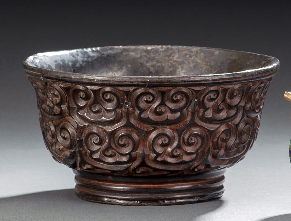 <b>A FINE AND LARGE TIXI LACQUER BOWL WITH SILVER INLAY</b>