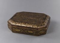 <b>A LACQUER PLAYING CARDS BOX WITH FIGURAL DECORATION</b>