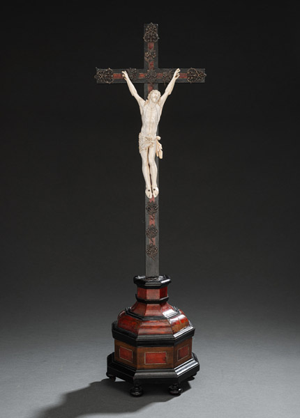 <b>A FINE BAROQUE IVORY, TORTOISE SHELL AND BRASS MOUNTED CRUCIFIX</b>