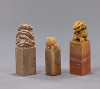 <b>A SEAL BOX WITH THREE SOAPSTONE SEALS</b>