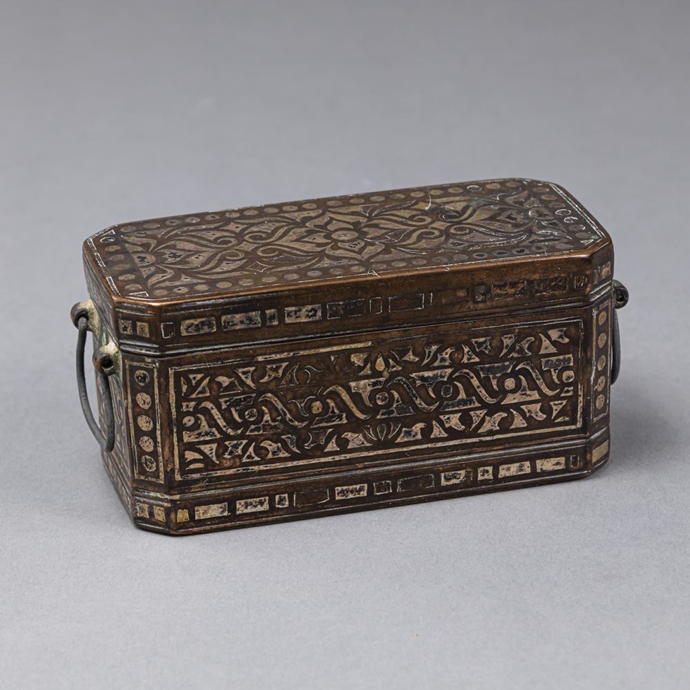 <b>AN ORIENTAL POWDER CASE</b>