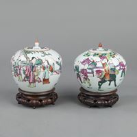 <b>A PAIR OF FAMILLE ROSE GLOBULAR VASES WITH COVERS</b>
