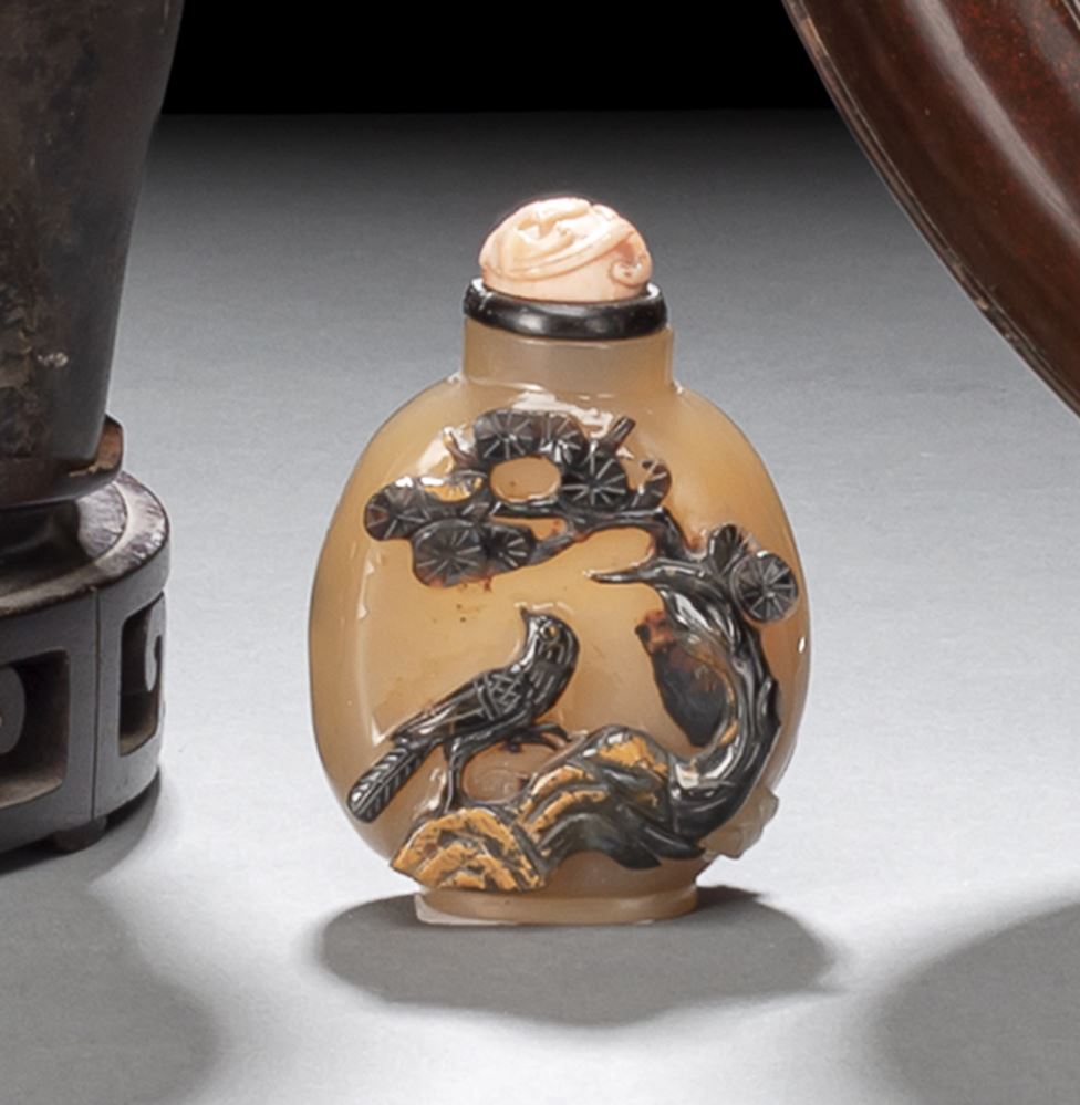 <b>A CARAMEL AND BROWN AGATE SNUFFBOTTLE WITH BIRD</b>