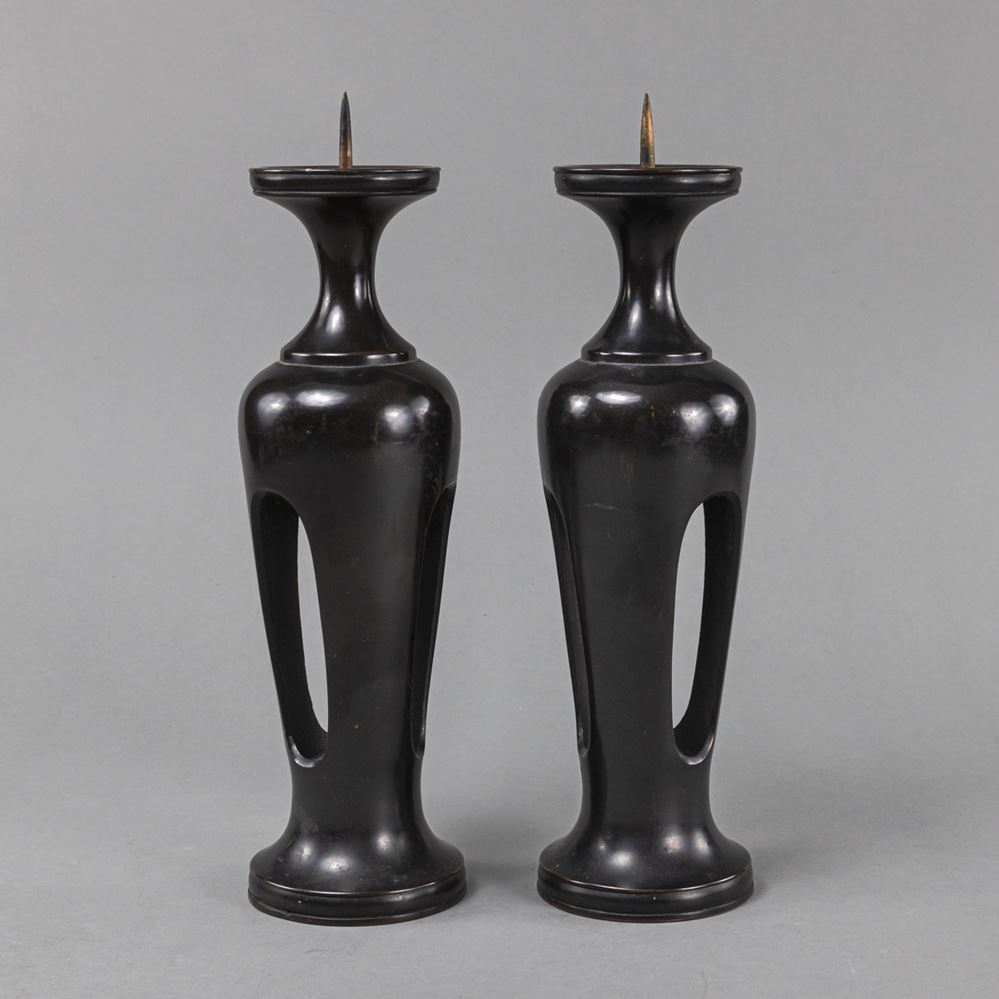 <b>A PAIR OF BRONZE CANDLESTICKS</b>