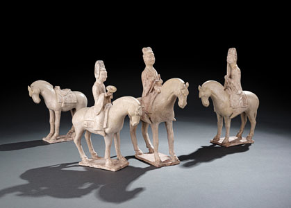 <b>Vier Pferde mit Reiterin und ein Pferd aus Irdenware mit strohfarbenern Glasuren</b>