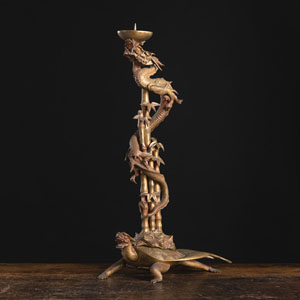<b>Kerzenhalter aus messingfarbener Bronze mit Dekor eines Drachens der sich um Bambus windet, separat gegossener Stand in Form der Minogame</b>