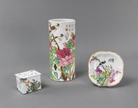 <b>A FAMILLE ROSE PORCELAIN HAT STAND, SMALL DISH, AND A RECTANGULAR EWER</b>