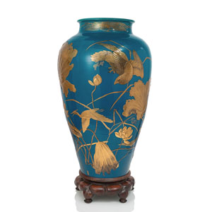 <b>A LARGE PORCELAIN VASE WITH FINE GOLDLACQUER DECORATION OF CHIDORI, AN EAGLE AND CRANES AMIDST LOTUS PLANTS AND FLOWERING GRASSES</b>