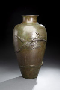 <b>Vase aus Bronze mit reliefiertem Dekor von Wildgänsen über wogender Gischt</b>