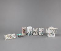 <b>LOT OF 'FAMILLE ROSE' PORCELAIN PIECES WITH FIGURAL DECOR: A TEAPOT, A BOWL, A SMALL PLATE AND FOUR BRUSH POTS</b>