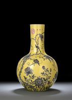 <b>A FINE AND LARGE YELLOW-GROUND GRISAILLE PAINTED DAYAZHAI-STYLE VASE</b>