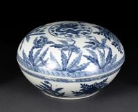 <b>A BLUE AND WHITE DRAGON AND FLOWER CIRCULAR BOX AND COVER</b>