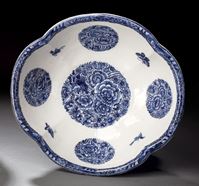 <b>A LOBED BLUE AND WHITE FLORAL BOWL</b>